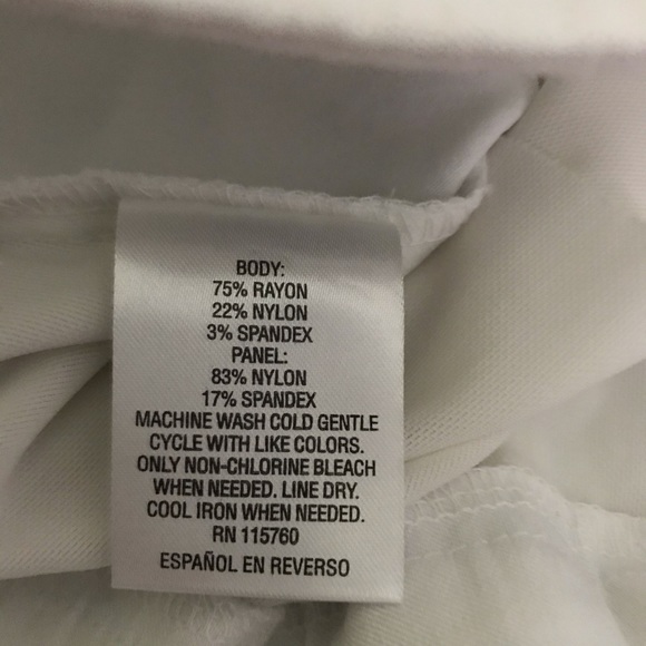 JM Collection White Capris 🩳 - Picture 6 of 8